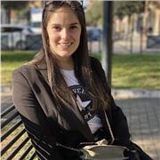 Profesora imparte clases particulares a niños de primaria y eso